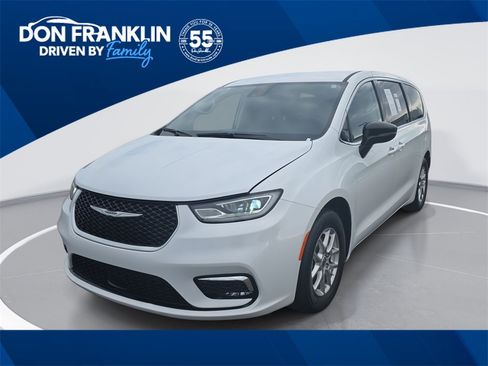 Used 2024 Chrysler Pacifica Touring-L image 1