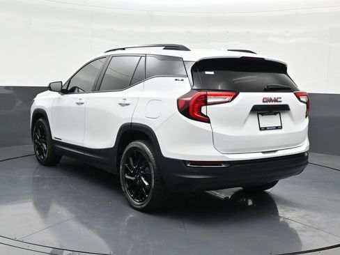 Used 2024 GMC Terrain SLE w/ Driver Convenience Package image 3