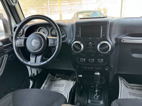 Used 2018 Jeep Wrangler Unlimited Rubicon w/ Connectivity Group image 17