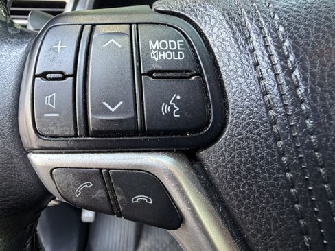 Used 2017 Toyota Highlander Plus FWD image 19