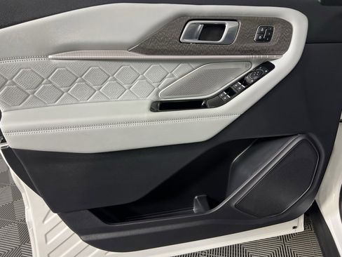 Used 2025 Ford Explorer Platinum w/ Ultimate Package image 25