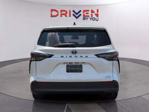 Used 2024 Toyota Sienna XLE FWD image 4