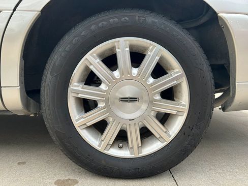 Used 2009 Lincoln Town Car Signature Limited RWD image 26