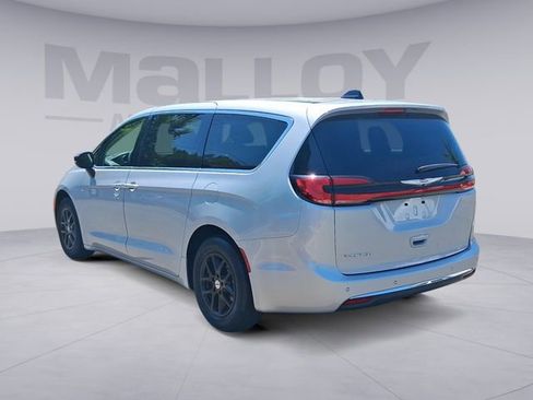 Used 2024 Chrysler Pacifica Touring-L FWD image 3