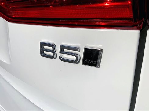 Used 2022 Volvo XC60 B5 Momentum w/ Climate Package image 9