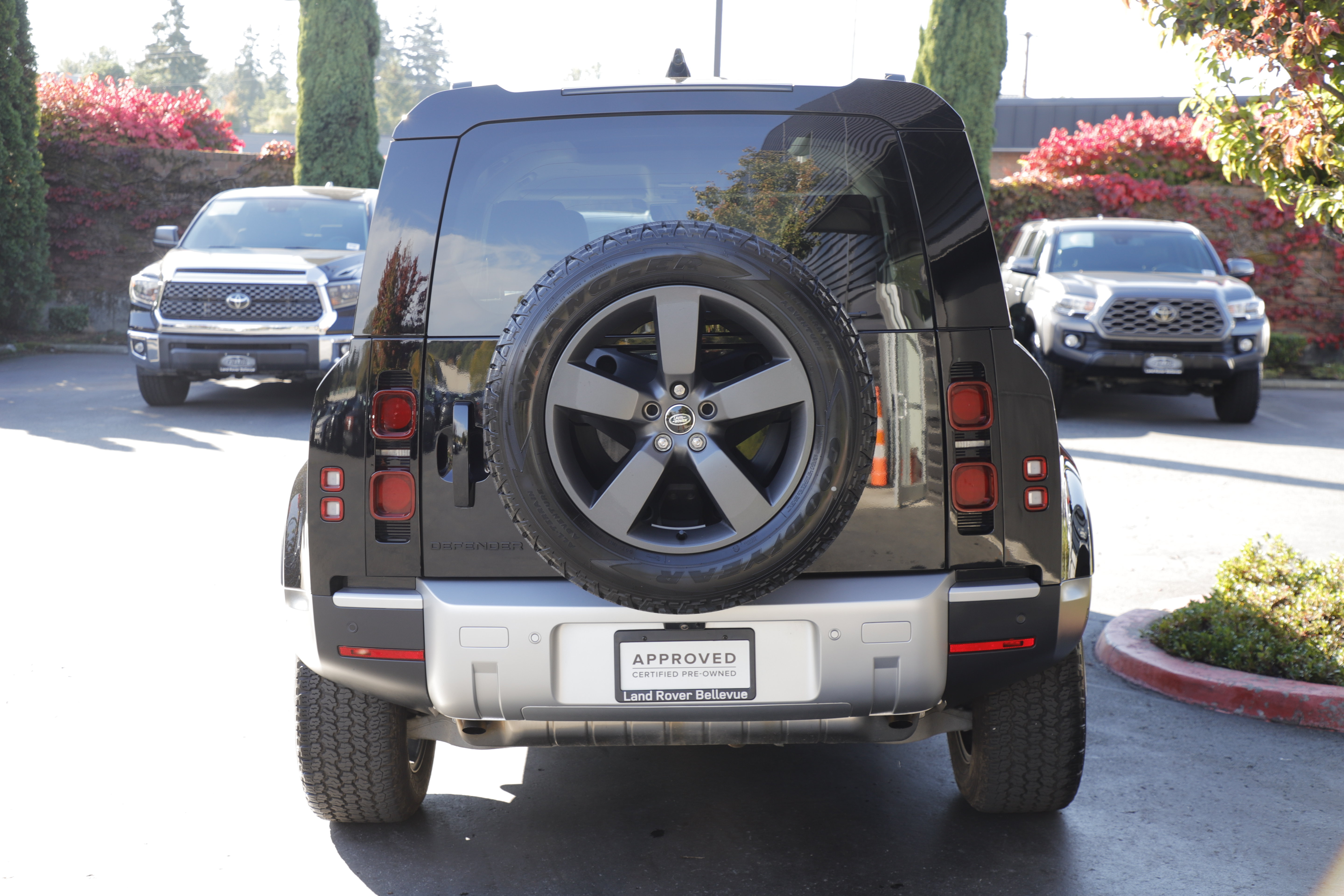 Used 2025 Land Rover Defender 110 S AWD/4WD image 5
