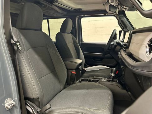 Used 2025 Jeep Wrangler Unlimited Sahara AWD/4WD image 2