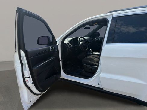 Used 2020 Jeep Grand Cherokee Laredo RWD image 9