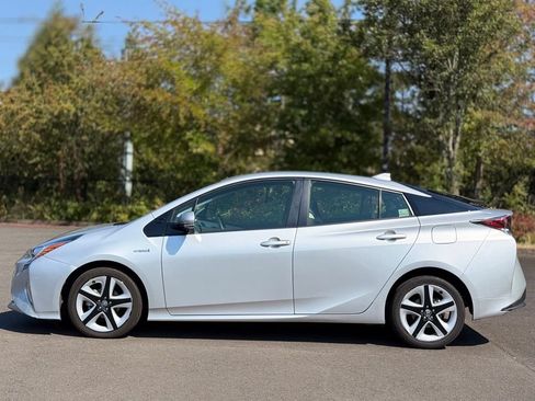 Used 2017 Toyota Prius Three Touring w/ Carpet Mat Package FWD image 2