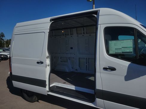Used 2025 Mercedes-Benz Sprinter 2500 image 18