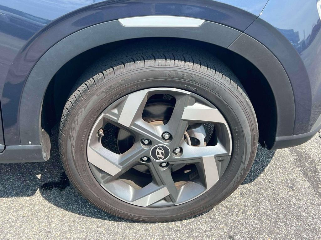 Used 2023 Hyundai Venue Limited FWD image 12