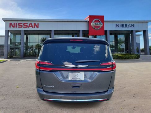 Used 2023 Chrysler Pacifica Touring-L FWD image 6