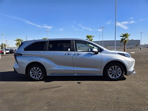 Used 2025 Toyota Sienna XLE image 3