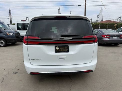 Used 2024 Chrysler Pacifica Touring-L FWD image 5
