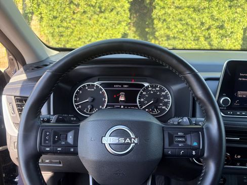 Used 2025 Nissan Rogue SV FWD image 30