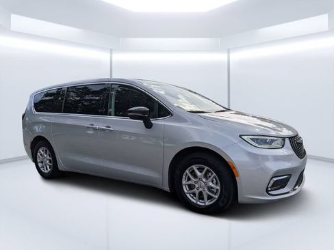 Used 2024 Chrysler Pacifica Touring-L FWD image 1