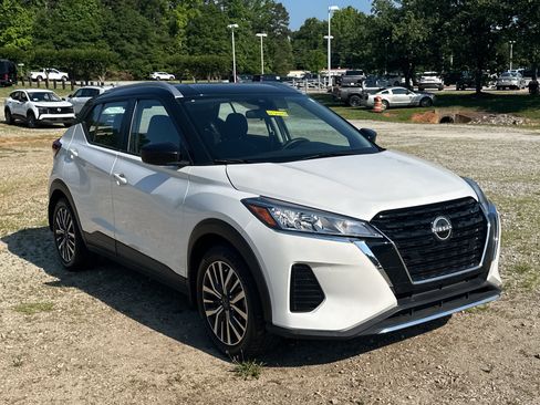 Used 2023 Nissan Kicks SV FWD image 3