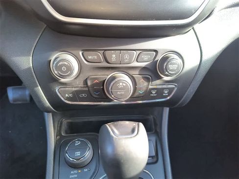 Used 2019 Jeep Cherokee Latitude Plus w/ Comfort/Convenience Group image 18