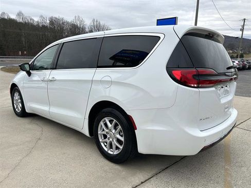 Used 2024 Chrysler Pacifica Touring-L image 6
