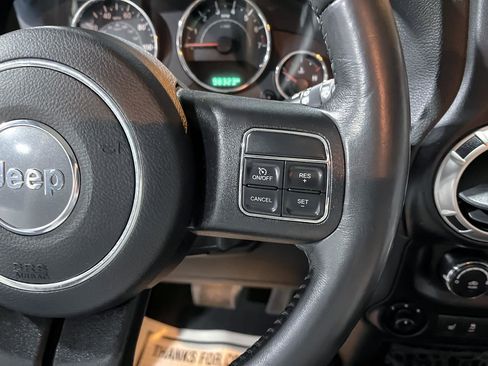 Used 2018 Jeep Wrangler Unlimited Rubicon w/ Connectivity Group image 22