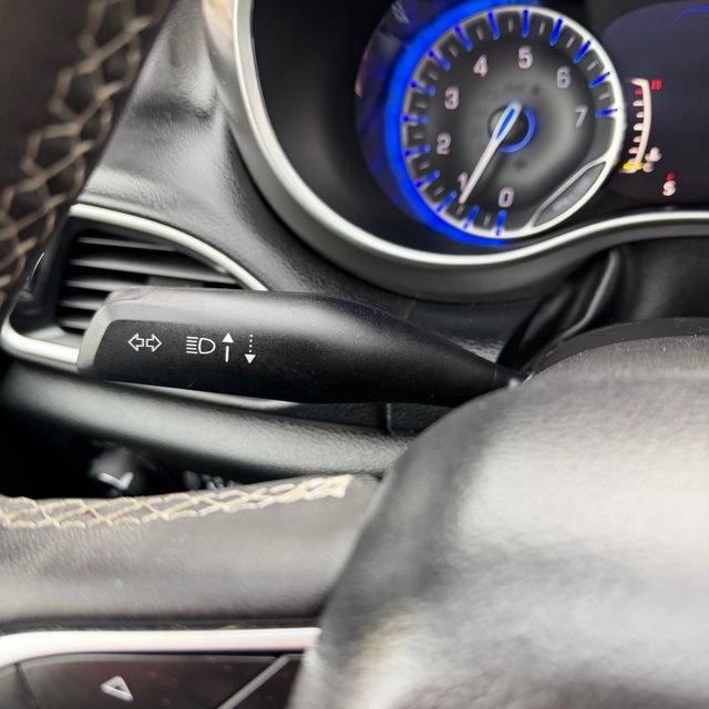 Used 2025 Chrysler Pacifica Select FWD image 19