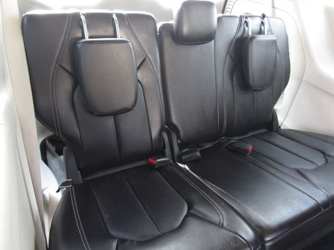 Used 2024 Chrysler Pacifica Touring-L image 12