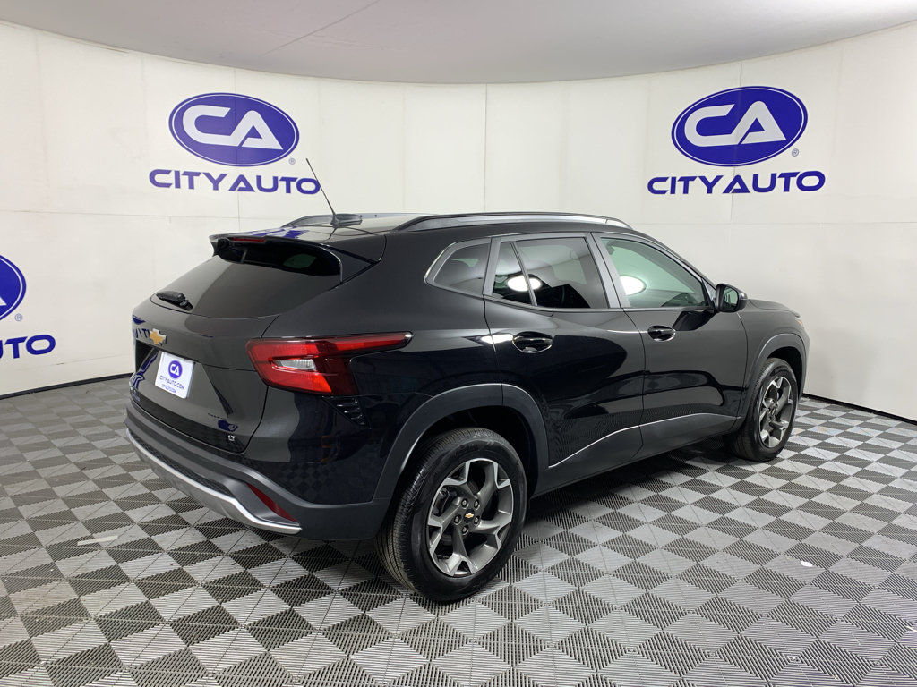 Used 2025 Chevrolet Trax LT FWD image 3
