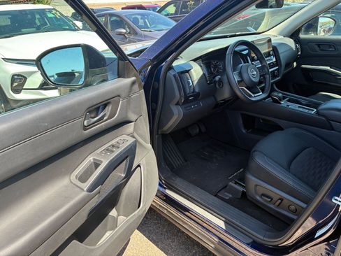 Used 2025 Nissan Pathfinder SV image 11