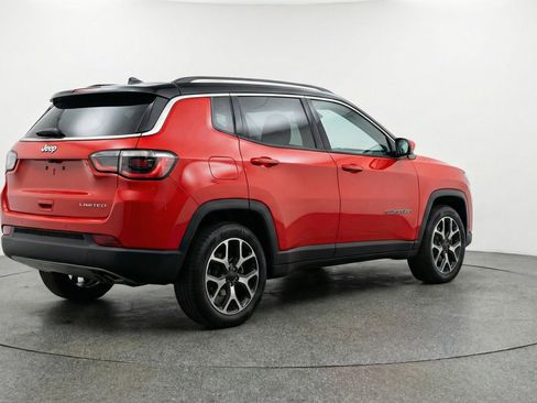 Used 2025 Jeep Compass Limited AWD/4WD image 9