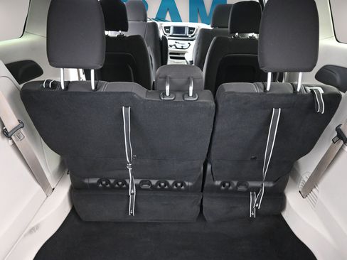 Used 2022 Chrysler Voyager LX FWD image 27