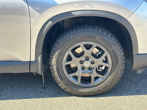 Used 2025 Honda Pilot TrailSport image 12