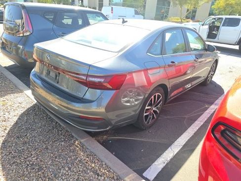 Used 2025 Volkswagen Jetta SE FWD image 3