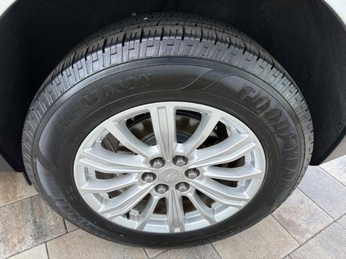 Used 2018 Cadillac XT5 FWD image 32