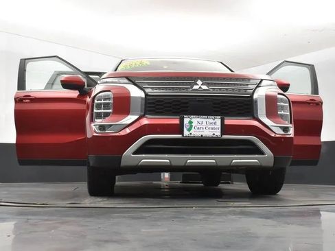 Used 2024 Mitsubishi Outlander FWD image 11