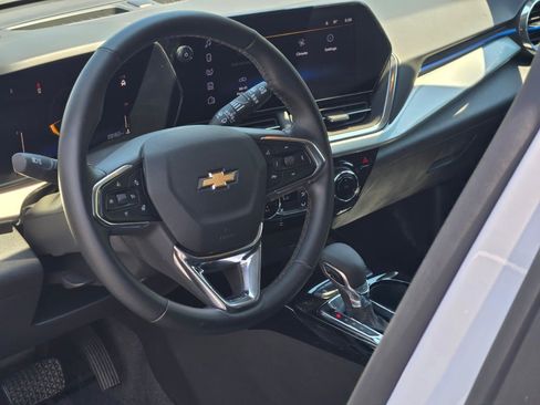Certified 2025 Chevrolet Trax LT w/ LT Convenience Package FWD image 22
