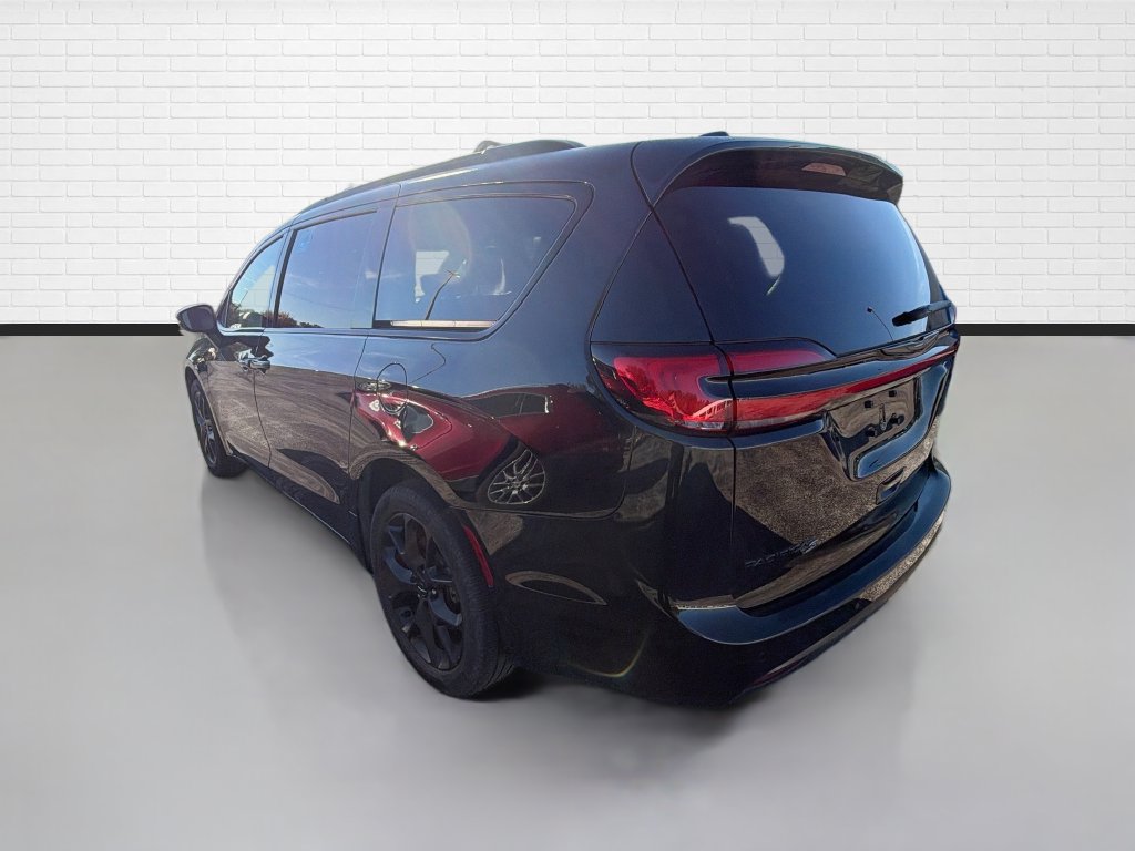 Used 2023 Chrysler Pacifica Touring-L w/ Uconnect Theater Family Group AWD/4WD image 6