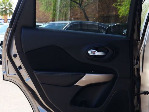 Used 2017 Jeep Cherokee Latitude w/ Comfort/Convenience Group image 33