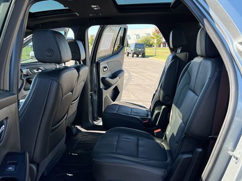 Used 2023 Chevrolet Traverse RS image 38