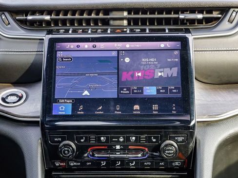 Certified 2024 Jeep Grand Cherokee L Limited w/ Luxury Tech Group II image 16