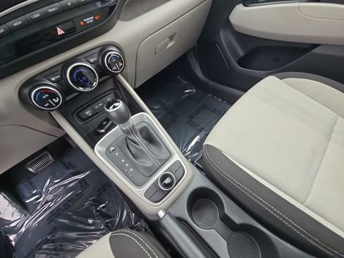Used 2024 Hyundai Venue SEL image 23