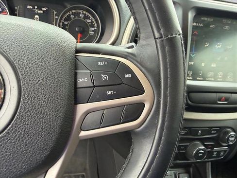 Used 2017 Jeep Cherokee Latitude w/ Cold Weather Group image 17