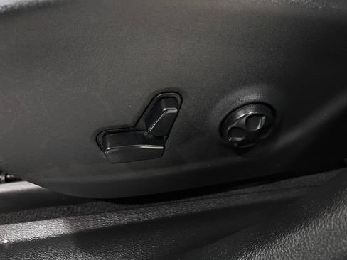 Used 2018 Jeep Cherokee Limited w/ Technology Group image 18