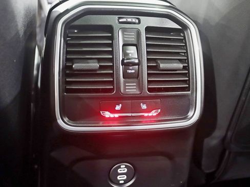 Used 2025 Porsche Macan AWD/4WD image 24