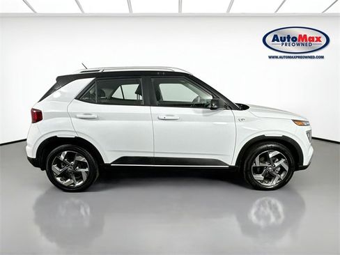 Used 2023 Hyundai Venue Limited image 9