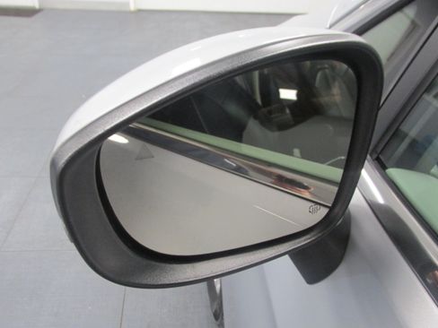 Used 2023 Chrysler Pacifica Touring-L FWD image 18