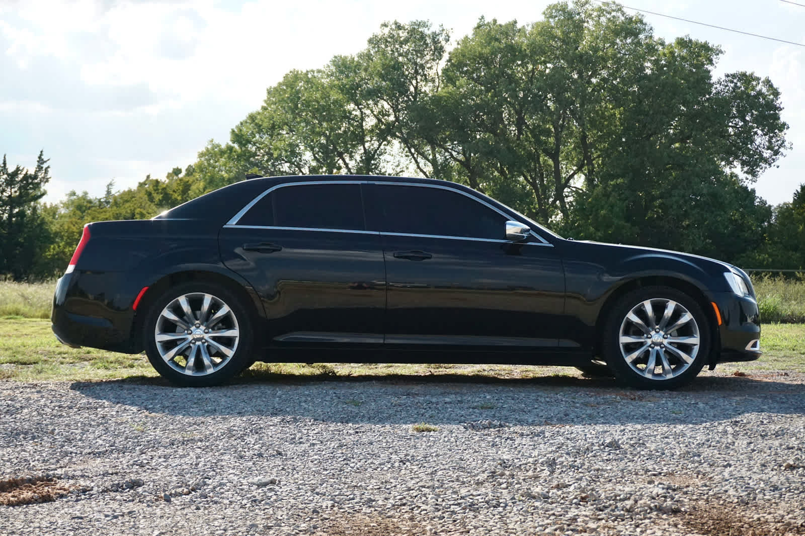 Used 2019 Chrysler 300 Touring w/ Chrome Appearance Package RWD image 4