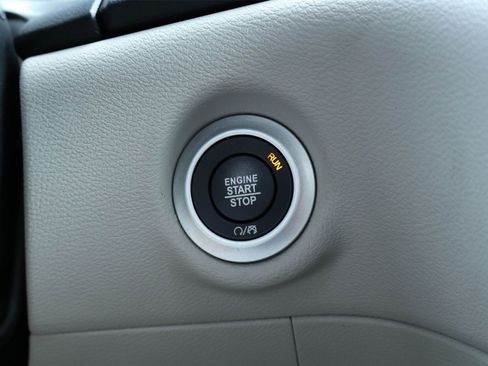 Used 2020 Chrysler Pacifica Touring-L w/ Tire & Wheel Group image 26