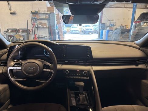 Used 2022 Hyundai Elantra SEL w/ Convenience + Premium Package image 4