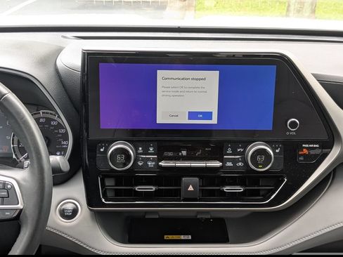 Used 2024 Toyota Highlander XLE FWD image 18