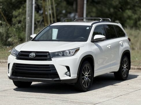 Used 2017 Toyota Highlander SE w/ Carpet Mat Package AWD/4WD image 2